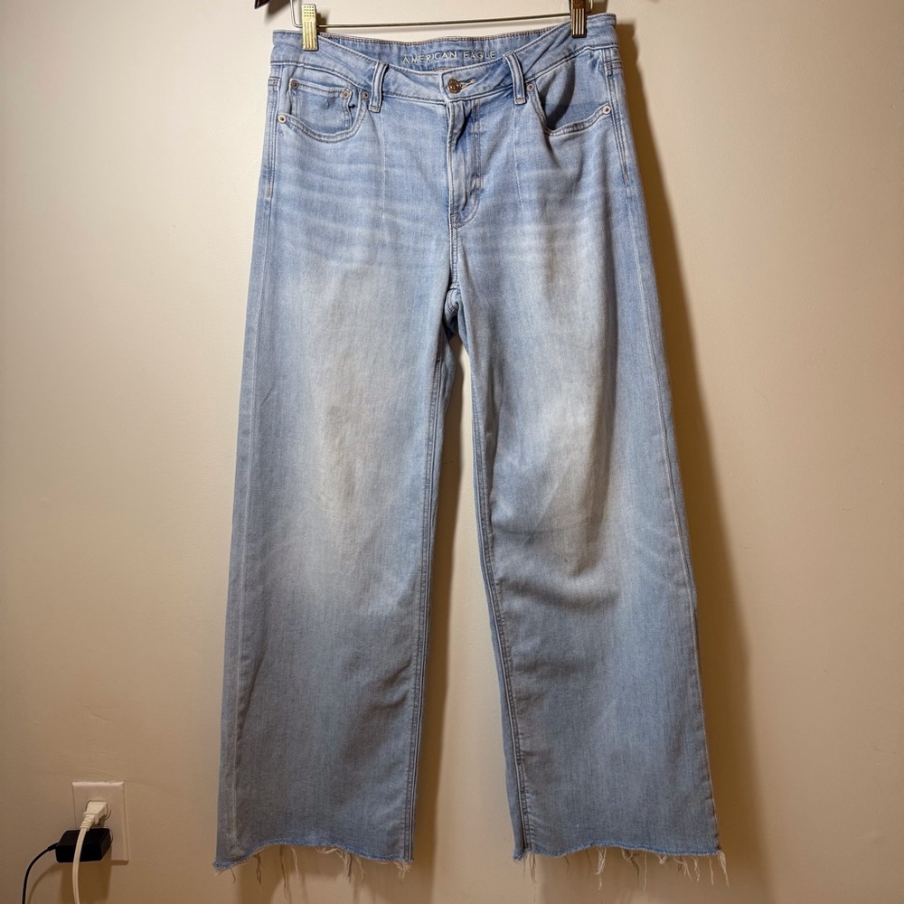 American Eagle Low rise baggy wide leg jeans contemporary trending light wash 6